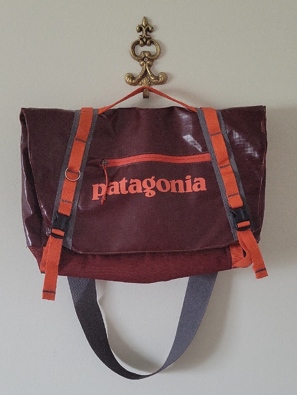 Patagonia Black Hole Mini Messenger 12L Bag Burgundy Rust with Orange Accents